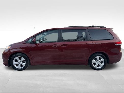 Used 2014 Toyota Sienna LE image 2