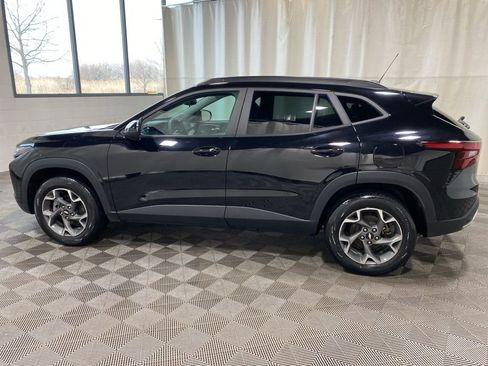 Used 2024 Chevrolet Trax LT w/ LT Convenience Package image 4