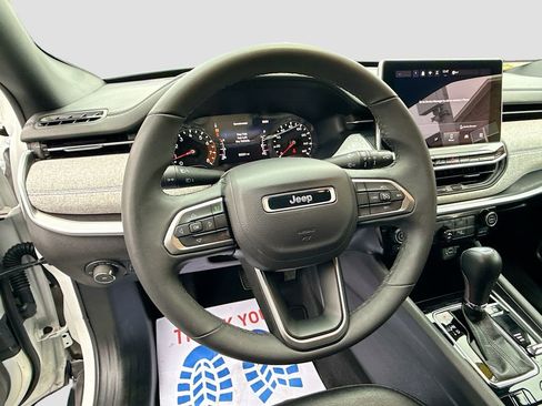 Used 2024 Jeep Compass Latitude image 11