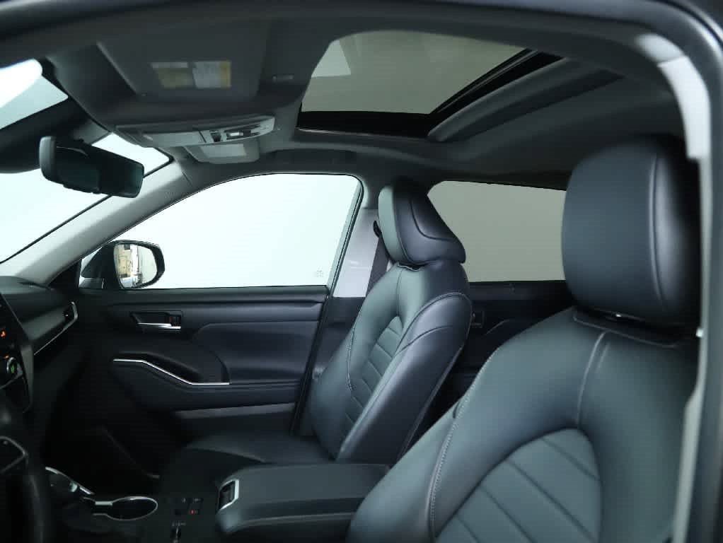Used 2023 Toyota Highlander XLE FWD image 19
