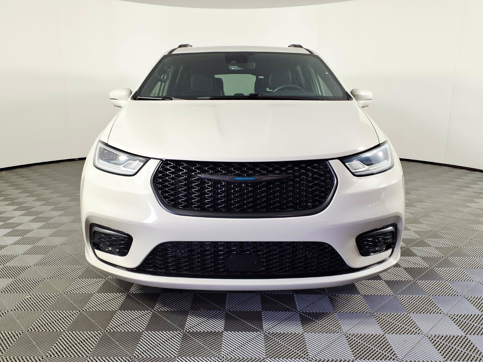 Used 2021 Chrysler Pacifica Limited w/ Premium & Safety Sphere Group FWD image 2