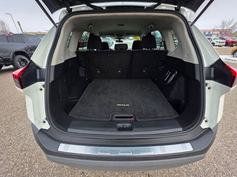 Used 2023 Nissan Rogue SV image 12