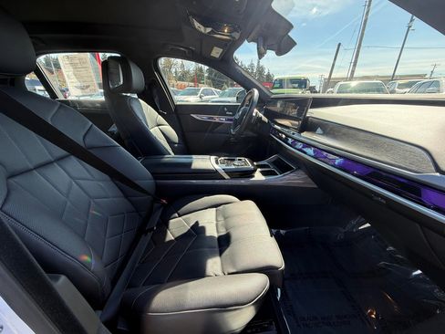 Used 2024 BMW 740i xDrive image 9