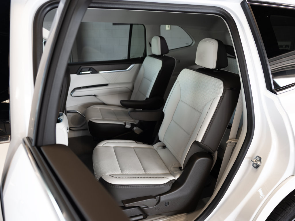 Used 2025 GMC Acadia Denali AWD/4WD image 12