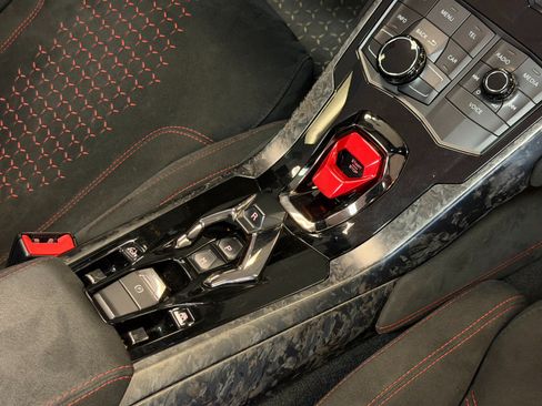 Used 2018 Lamborghini Huracan Performante AWD/4WD image 17