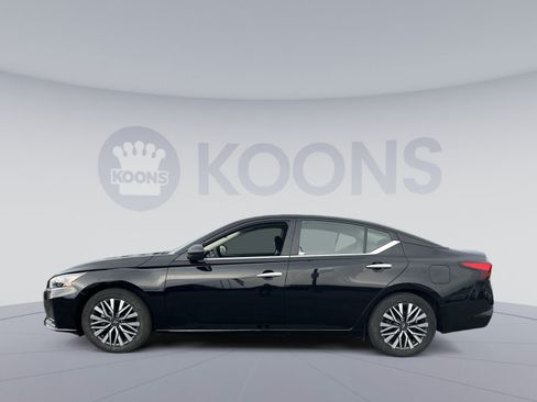 Used 2025 Nissan Altima 2.5 SV FWD image 2