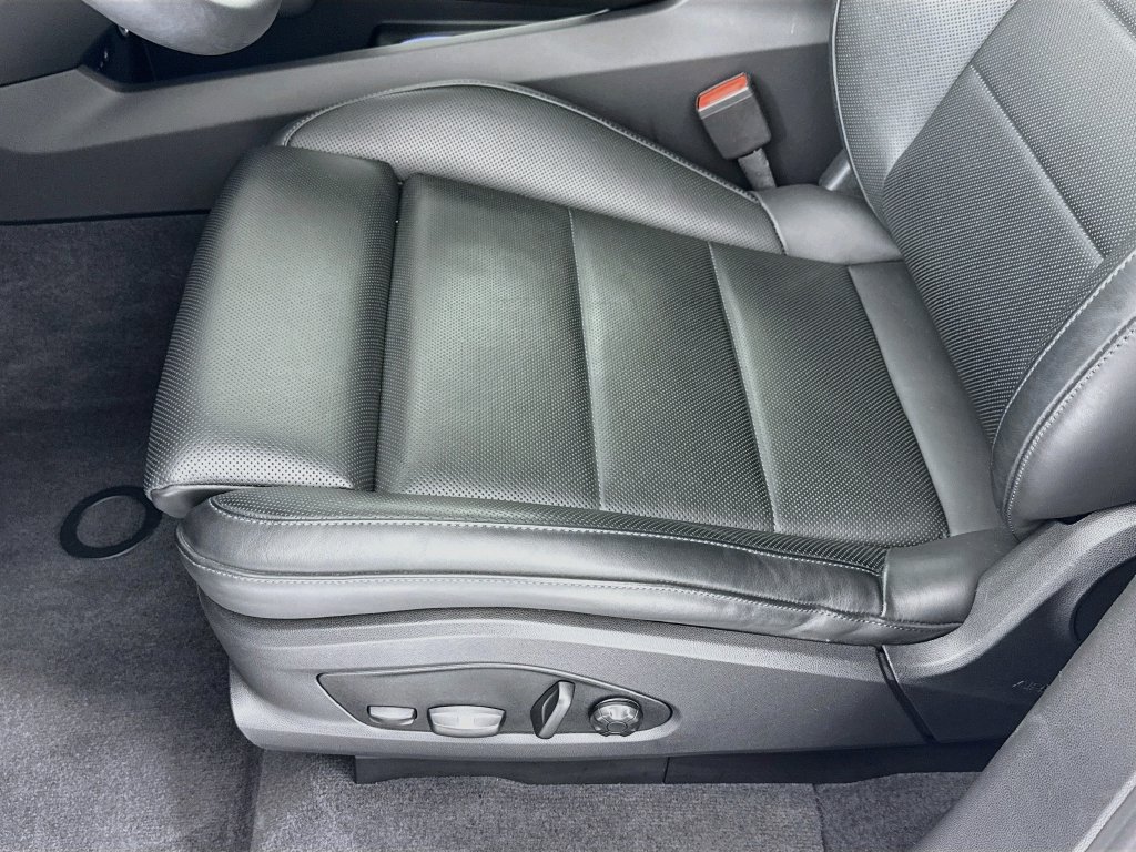 Certified 2025 Porsche Macan Electric RWD image 13