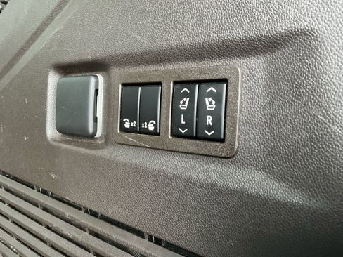 Used 2022 Chevrolet Tahoe Z71 w/ Luxury Package image 33