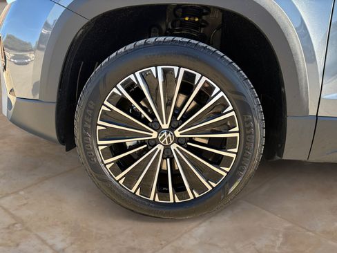 New 2026 Volkswagen Taos SE FWD image 10