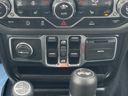 Used 2025 Jeep Wrangler Unlimited Sahara AWD/4WD image 35