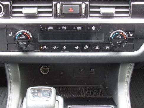 Used 2022 Nissan Pathfinder SL AWD/4WD image 32