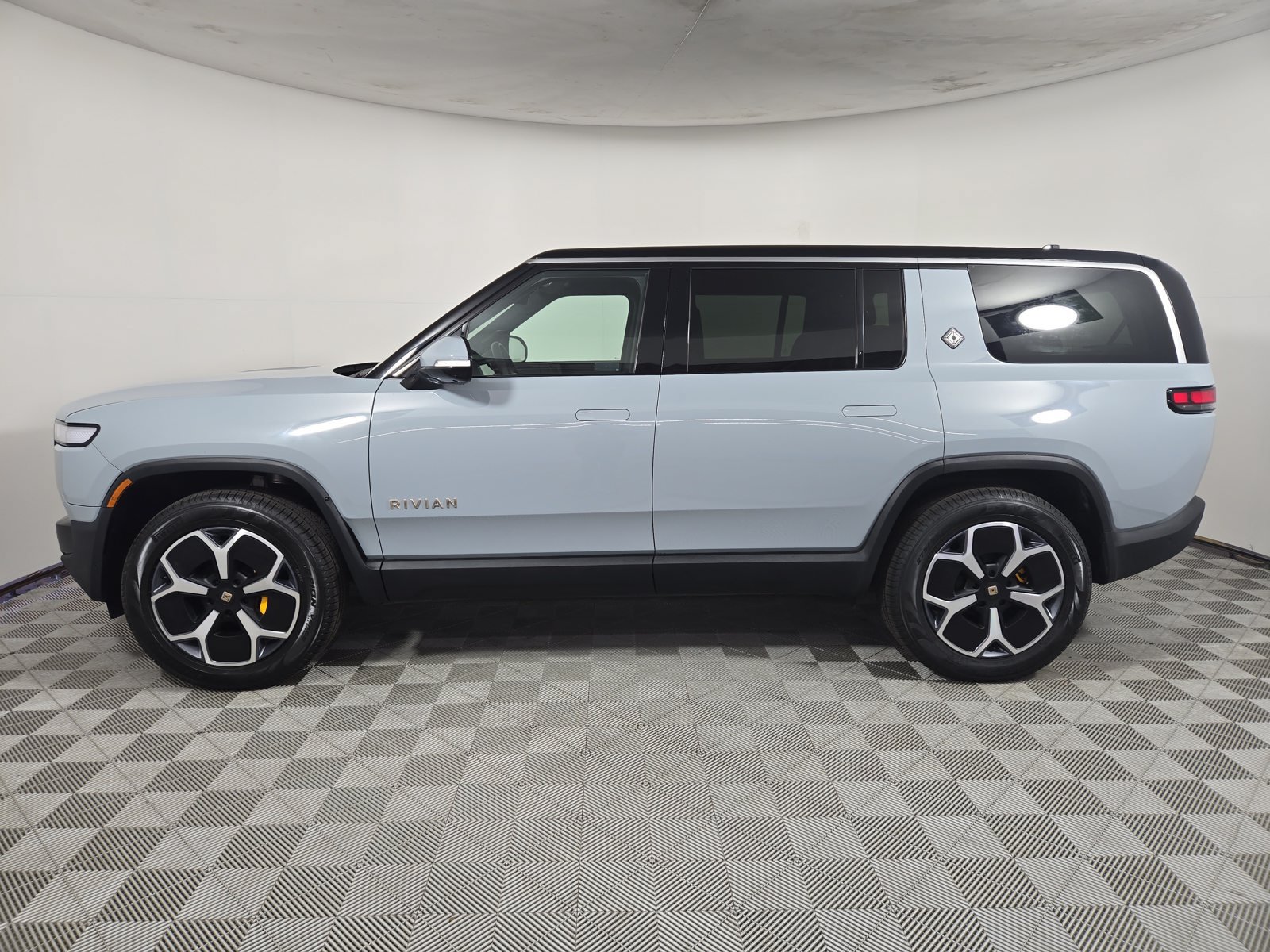 Used 2024 Rivian R1S Adventure Quad AWD/4WD image 2