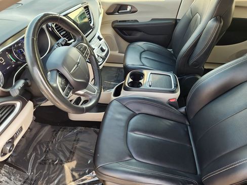 Used 2024 Chrysler Pacifica Touring-L image 12