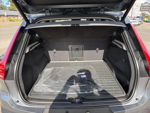 Used 2019 Volvo XC40 T5 Momentum image 6