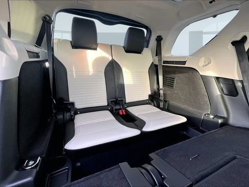 New 2026 Land Rover Discovery Limited Edition AWD/4WD image 11