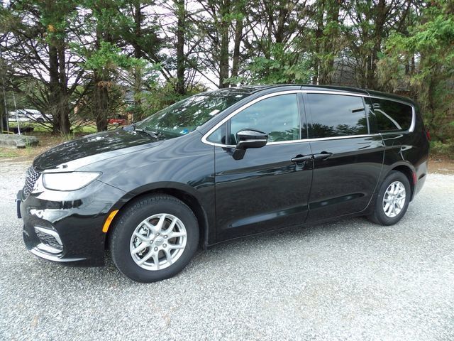 Used 2025 Chrysler Pacifica Select FWD image 1