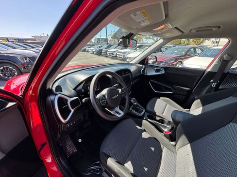 Used 2025 Kia Soul LX w/ LX Technology Package FWD image 34