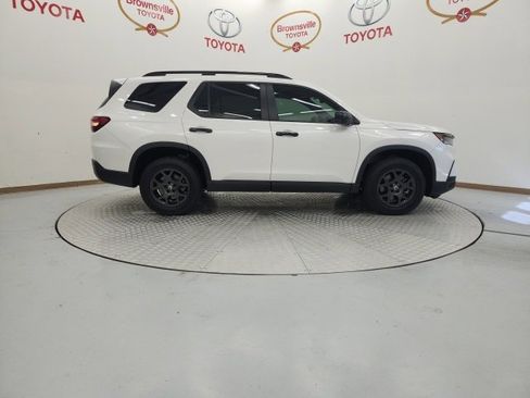 Used 2025 Honda Pilot TrailSport image 3