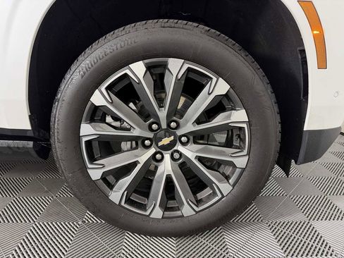 Used 2025 Chevrolet Suburban High Country AWD/4WD image 10
