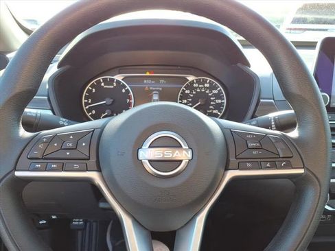 Used 2025 Nissan Altima 2.5 SV FWD image 19