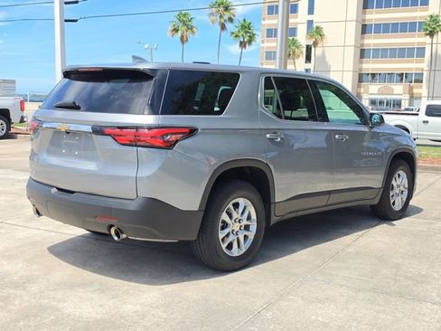 Used 2023 Chevrolet Traverse LS FWD image 4
