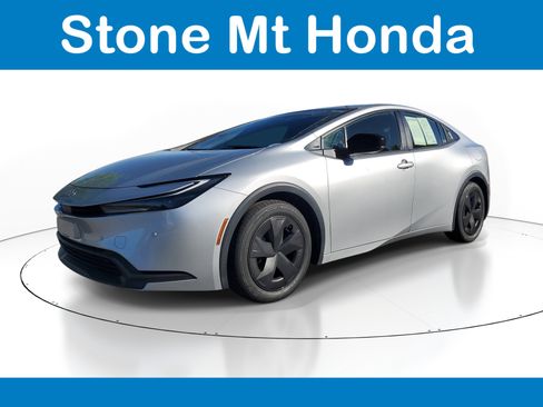 Used 2024 Toyota Prius LE FWD image 3