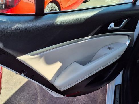 Used 2025 Genesis G70 2.5T image 7