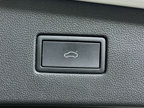 Used 2022 Volkswagen Tiguan SE w/ Panoramic Sunroof Package image 32