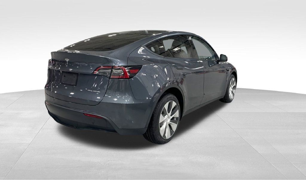 Used 2024 Tesla Model Y Long Range AWD/4WD image 5