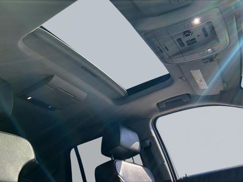 Used 2018 Chevrolet Tahoe Premier AWD/4WD image 26