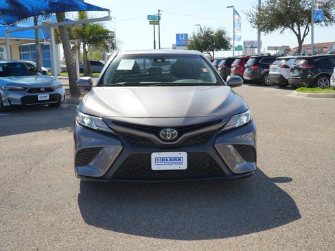 Used 2020 Toyota Camry SE image 2