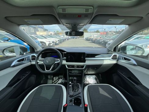 New 2025 Volkswagen Taos SE image 14