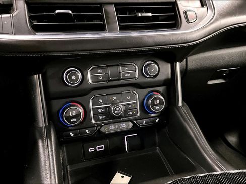 Used 2021 Chevrolet Suburban Z71 w/ Z71 Signature Package image 34