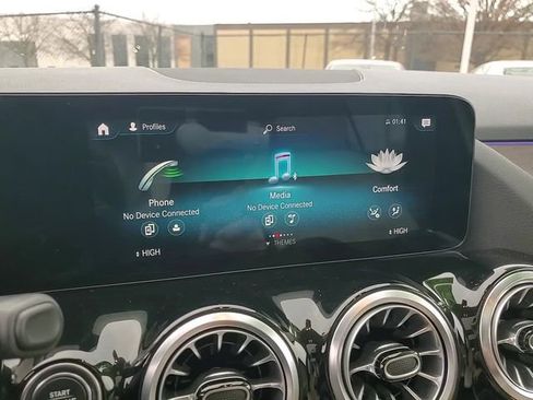 Used 2022 Mercedes-Benz GLA 250 4MATIC w/ Premium Package image 20