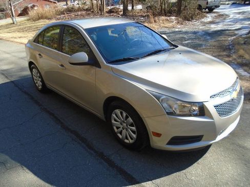 Used 2011 Chevrolet Cruze LT image 3