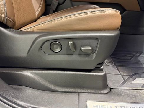 Used 2024 Chevrolet Suburban High Country image 32