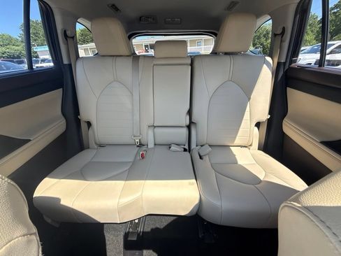 Used 2021 Toyota Highlander XLE FWD image 7