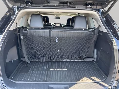Used 2023 Toyota Highlander XLE AWD/4WD image 39