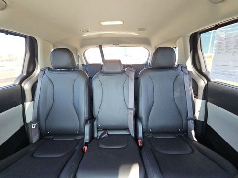 Used 2024 Kia Carnival EX image 27
