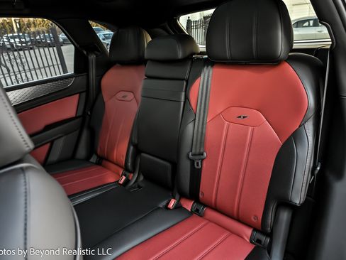 Used 2023 Bentley Bentayga image 28