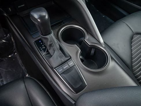 Used 2022 Toyota Camry SE FWD image 19