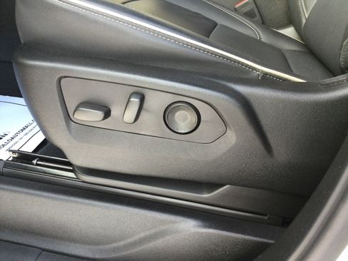 Used 2024 GMC Yukon SLT w/ SLT Luxury Package image 13