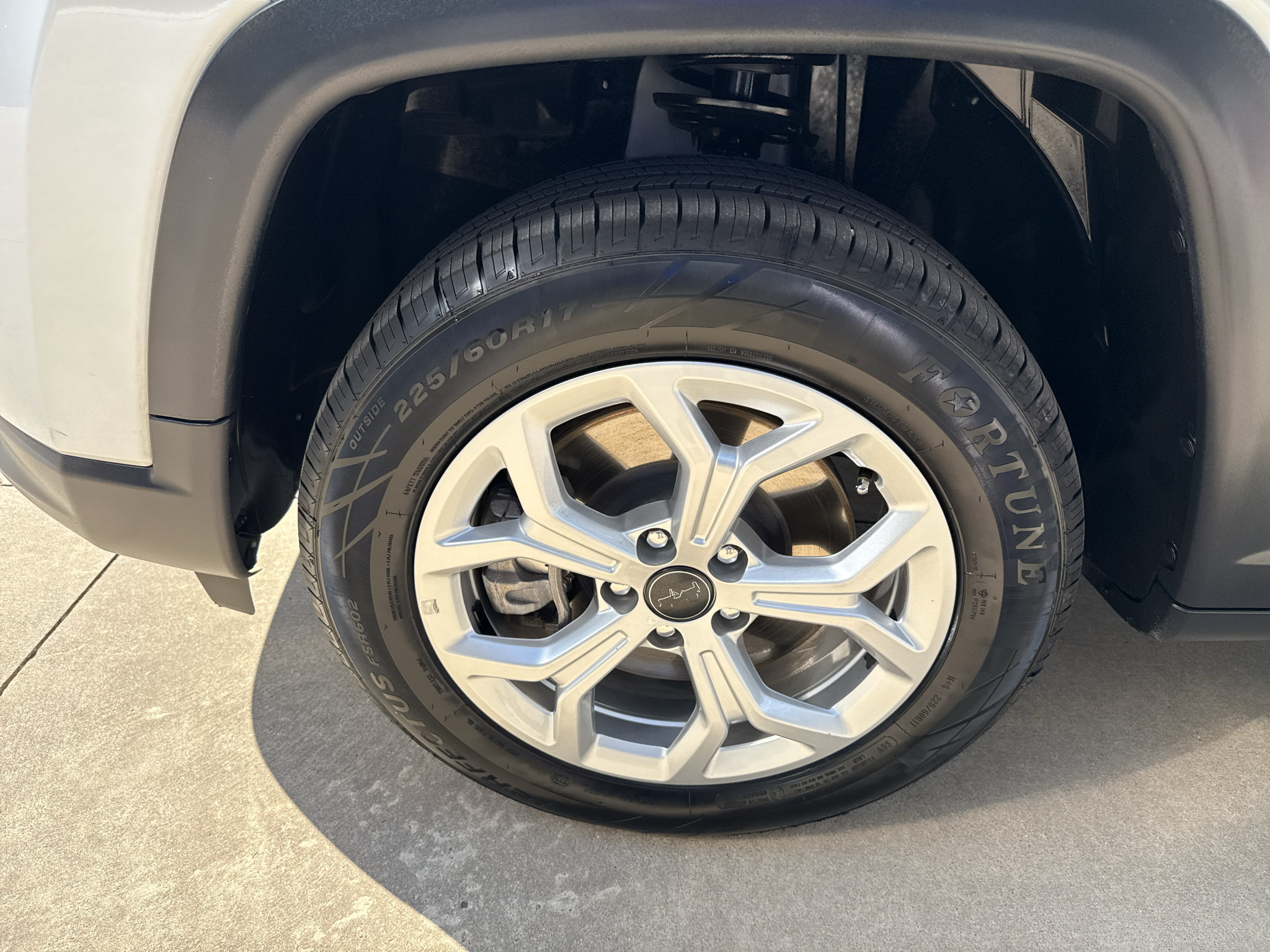 Used 2025 Jeep Compass Latitude w/ Sun & Sound Group AWD/4WD image 14