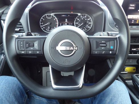 Used 2024 Nissan Rogue SV image 11