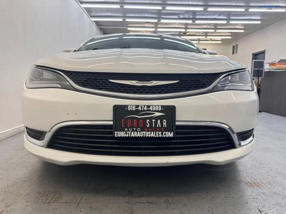 Used 2015 Chrysler 200 Limited FWD image 4