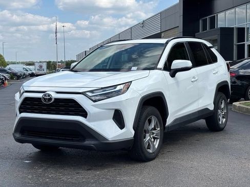 Used 2022 Toyota RAV4 XLE w/ Convenience Package FWD image 4