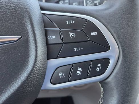 Used 2023 Chrysler Pacifica Touring-L FWD image 13