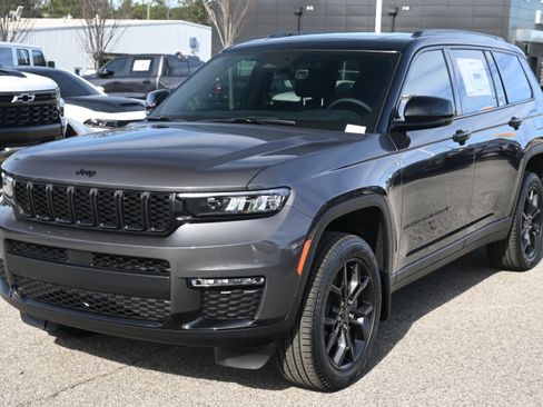 New 2025 Jeep Grand Cherokee L Limited w/ MOPAR Finishing Package AWD/4WD image 3