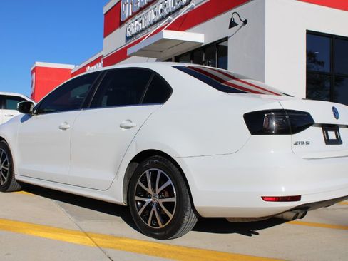 Used 2017 Volkswagen Jetta SE image 5