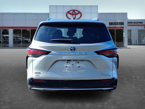 Certified 2024 Toyota Sienna Platinum image 5